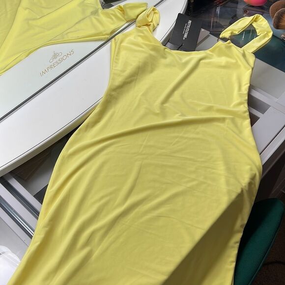 Yellow dress  - Picture 2 of 3